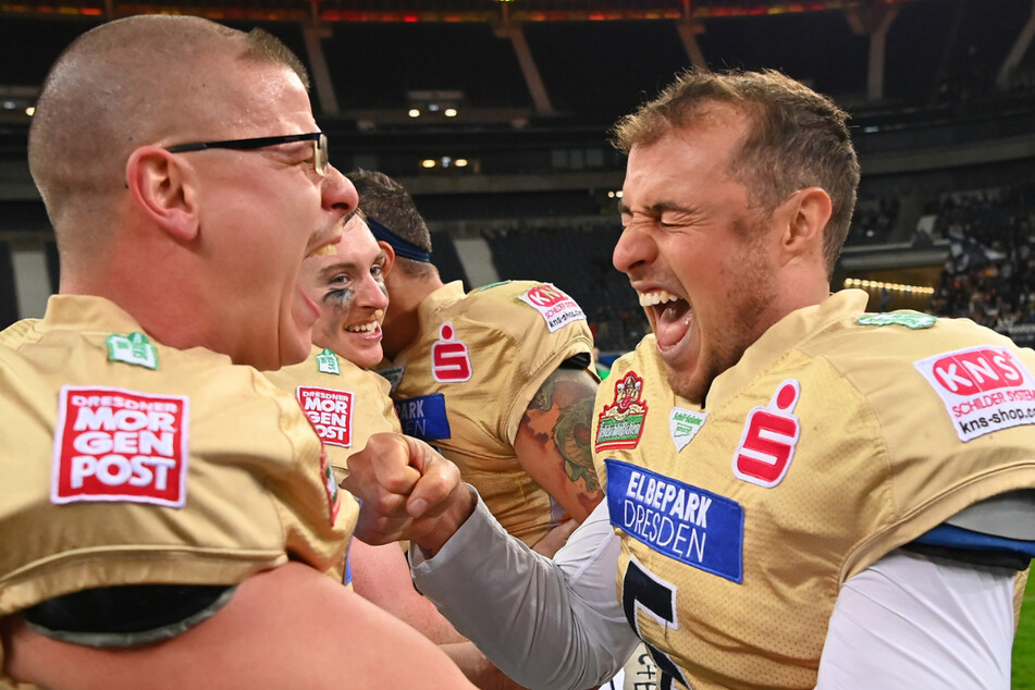 Die Tränen bei Kicker Florian Finke (l.) trockneten schnell, schon wenig später schrie er zusammen mit Quarterback KJ Carta-Samuels seine Freude über den Titelgewinn heraus.