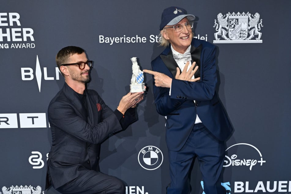 "Doch nicht auf meine Knie. Auf deine Knie!" Moderator Joko Winterscheidt (46, l.) erweist Kult-Komiker Otto Waalkes (77) seine Ehre.