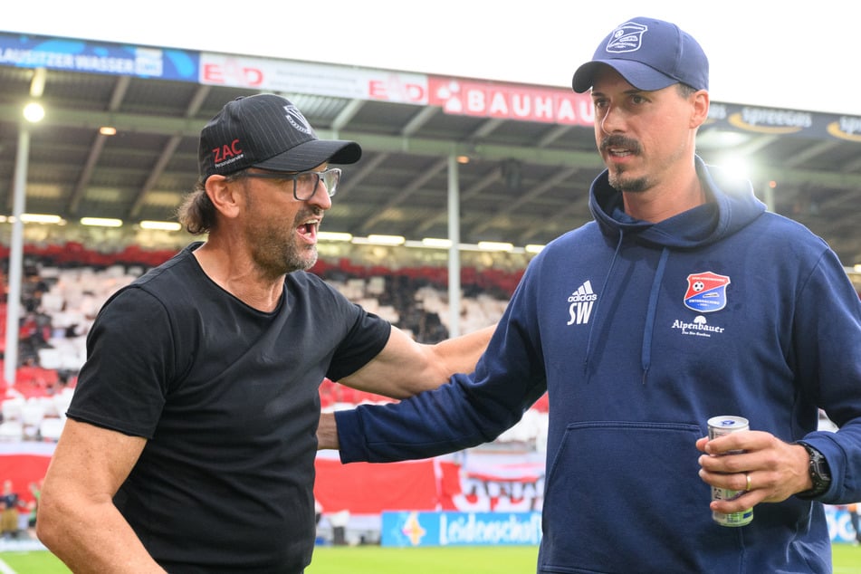 Wagner (37, r.) erlebte 2023 am lebendigen Leib, wie sich der Verlierer der Aufstiegsspiele (hier Cottbus und Wollitz, 60) fühlt.
