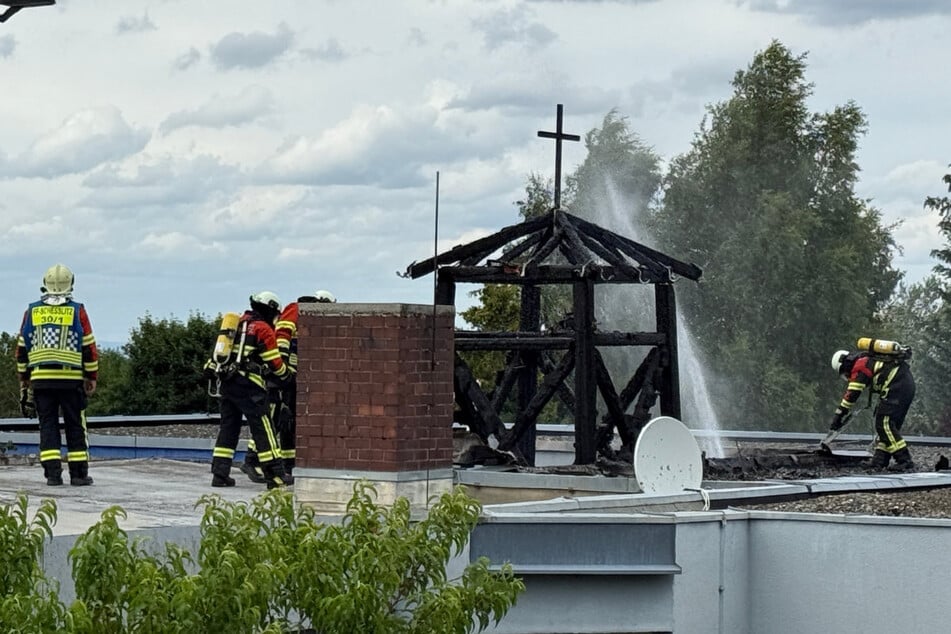 Wasserangriff von oben: Der rund 30 Jahre alte Glockenturm wurde völlig zerstört.