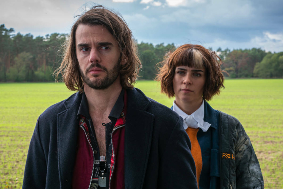 In der Comedyserie "The Mopes" sucht Nora Tschirner (39) als Depression Monika ihr neues "Opfer" Roel Dirven (33) alias Mathew 'Mat' Benvenuti heim.