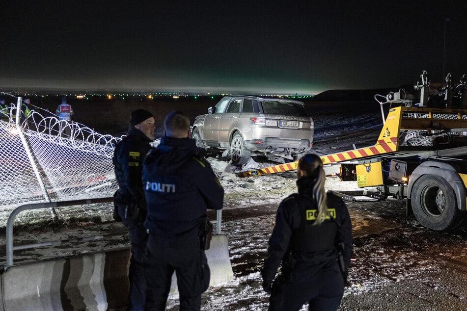 Ein Abschlepper musste her und den Land Rover abtransportieren.