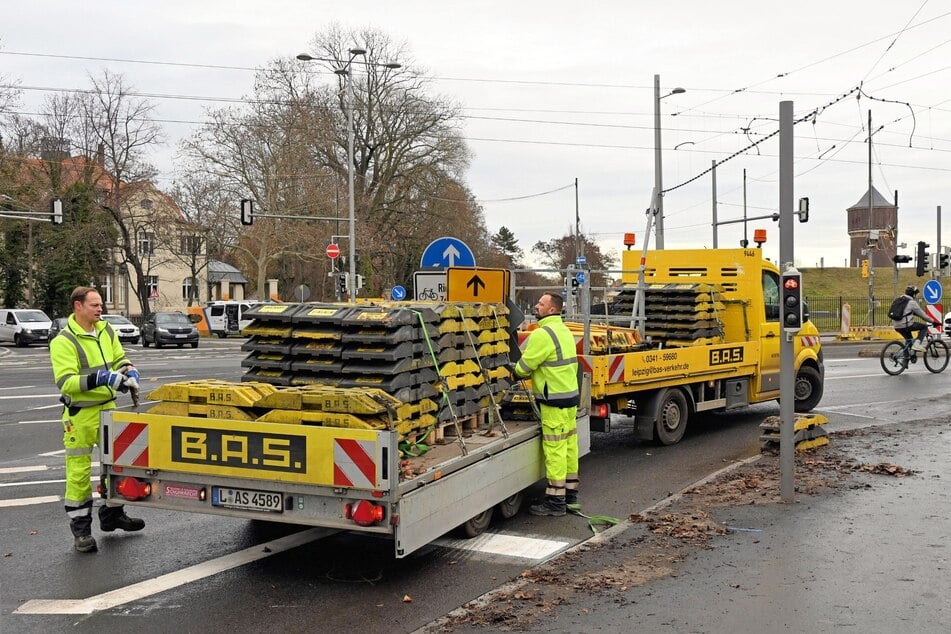 Mitarbeiter der Stadt räumten am Mittag die letzten Baustellenabsperrungen.