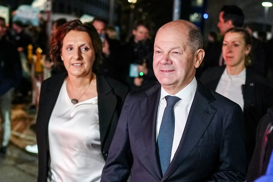 Bundeskanzler Olaf Scholz (66, SPD) bringt seine Ehefrau Britta Ernst zum TV-Duell mit.