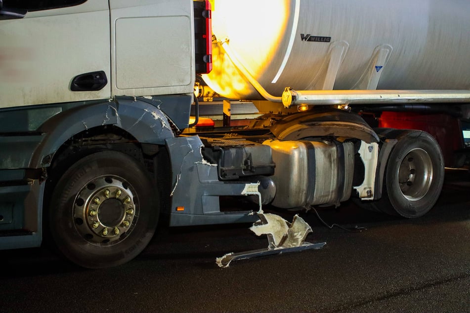 Der Lkw hat nur einen Schaden auf der linken Seite davongetragen.