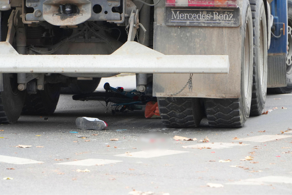 Das Fahrrad lag nach dem Unfall noch unter dem Laster.