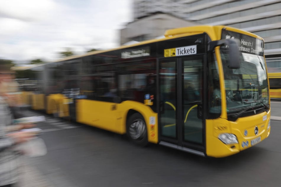 Die Verlässlichkeit von Bus und Bahn soll durch mehr eigene Spuren und Vorrang an Ampeln erhöht werden. (Symbolfoto)