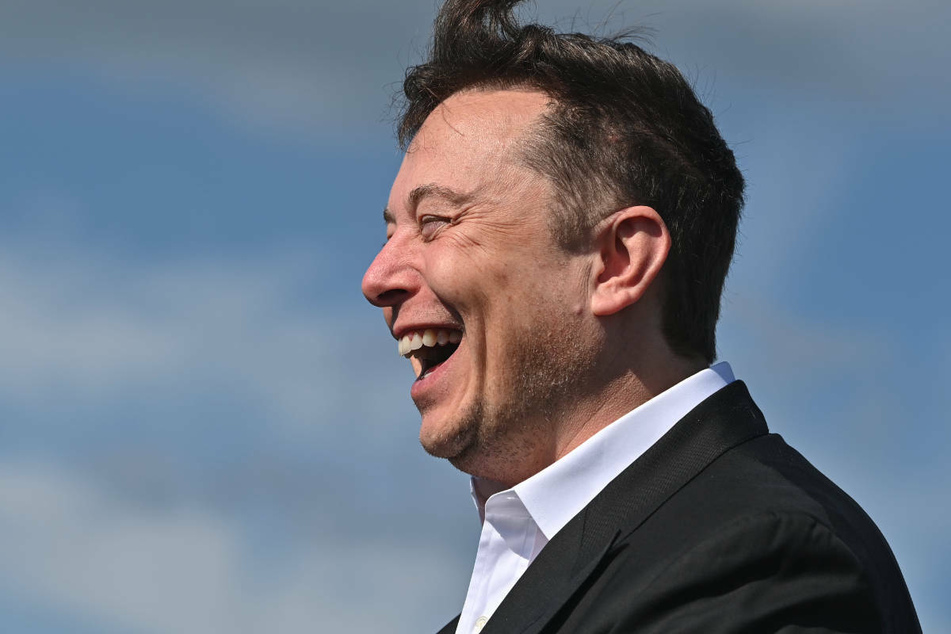 Elon Musk (50) steht lachend auf der Baustelle der Tesla Gigafactory. Das Lachen dürfte dem Tesla-Chef auch nach der Ablehnung des Eilantrages zweier Naturschutzverbände nicht vergangen sein.