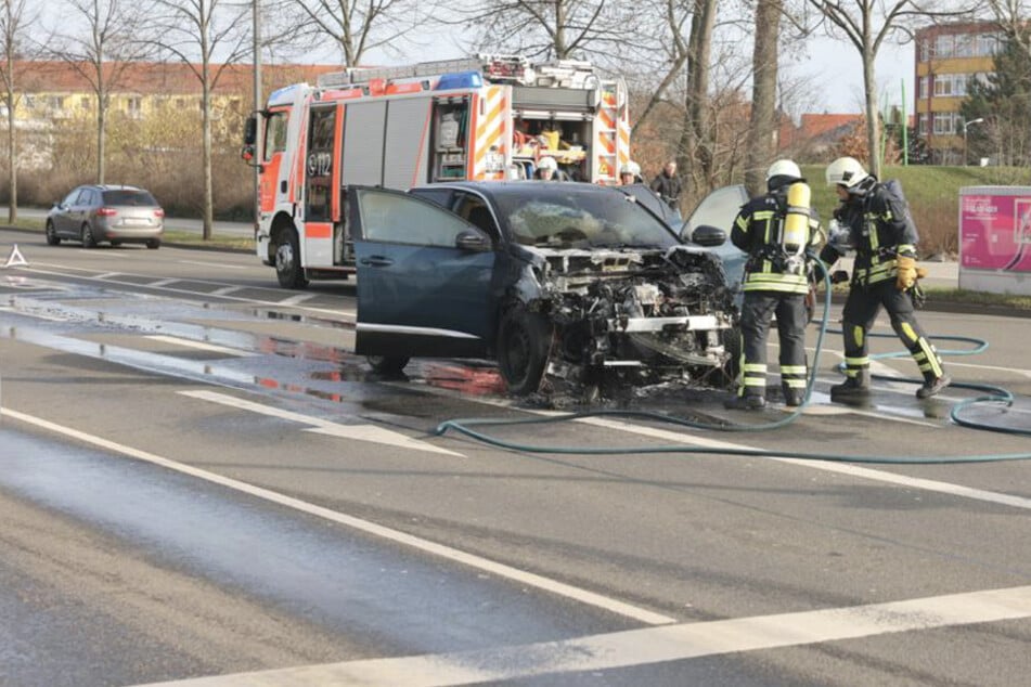 Der Motorraum des Peugeot wurde bei dem Brand schwer beschädigt.