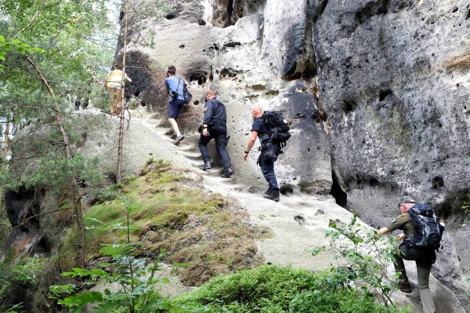 Einsatzkräfte von Polizei und Nationalpark auf der Suche nach illegalen Feuerstellen.