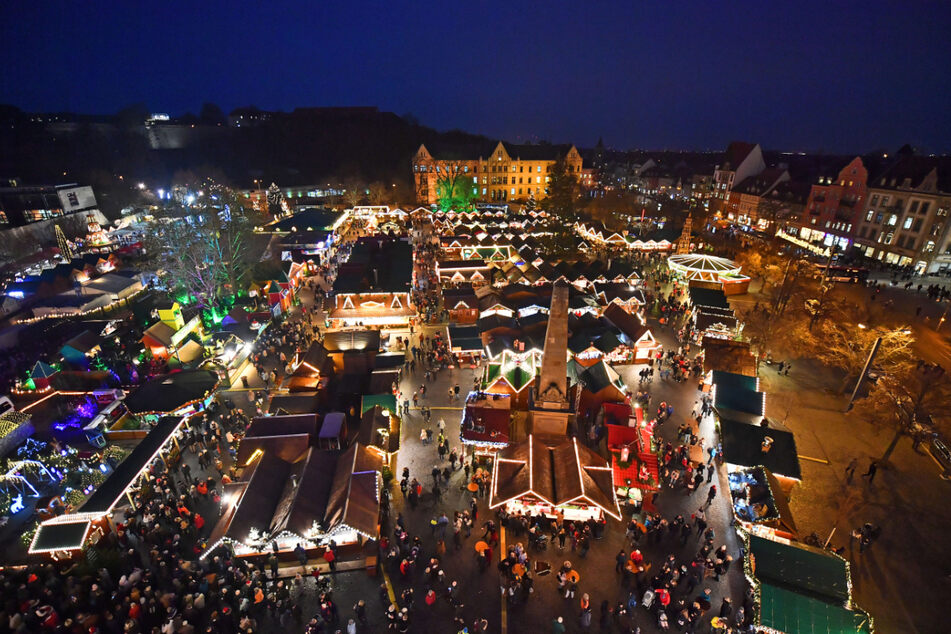 Nur Geimpfte und Genesene dürfen in diesem Jahr den bekannten Erfurter Weihnachtsmarkt besuchen. (Archivbild)