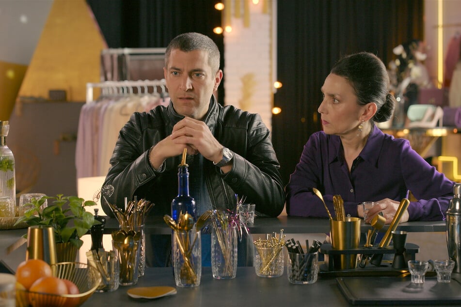 Dragan teilt sein Leid mit Simone.