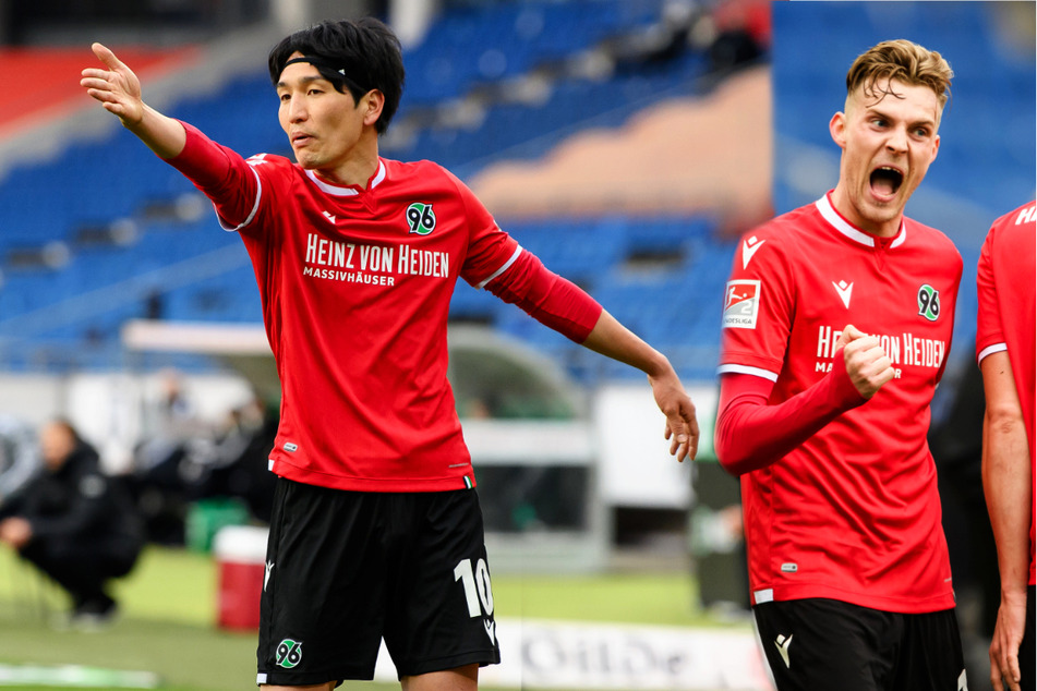 Genki Haraguchi (29, l.) könnte ablösefrei zum FC Schalke 04 wechseln. Für Marvin Ducksch (27) müssten die Knappen hingegen eine Ablösesumme an Hannover 96 zahlen.