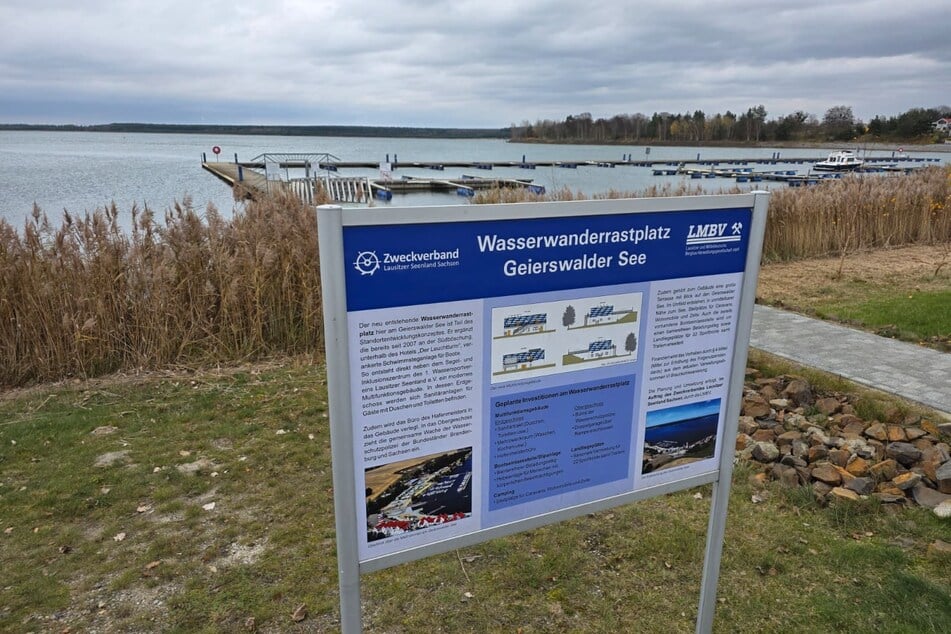 Auf dem Geierswalder See war am Mittwoch ein Boot gekentert. Seitdem fehlt von einem 63-Jährigen jede Spur.