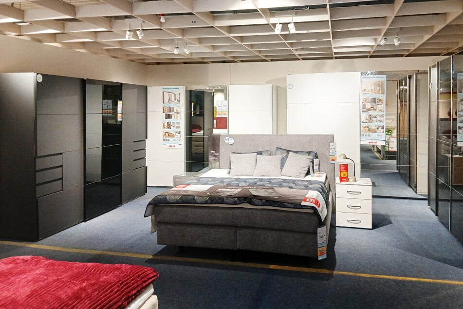 Im Abverkauf bei ROLLER in Oldenburg gibt's satte 50 Prozent Rabatt¹ auf Möbel.