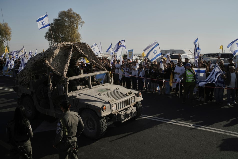 Auf einem Militärstützpunkt in der Nähe von Reim im Süden Israels warten die Menschen auf einen Konvoi mit den freigelassenen Geiseln.
