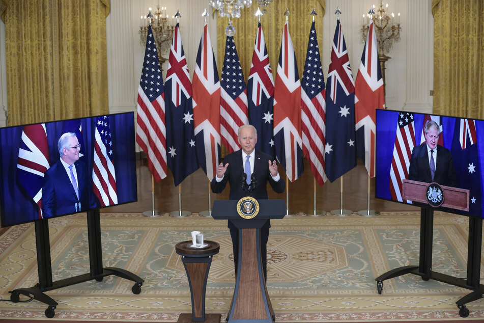 Joe Biden delivering his remarks on the new AUKUS partnership, flanked by Australian PM Scott Morrison (l.) and British PM Boris Johnson (r.).