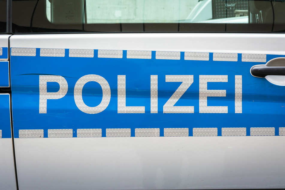 Vor seinem lebensgefährlichen Spaziergang hatte der psychisch auffällige Mann (33) bereits drei Polizisten verletzt. (Symbolbild)