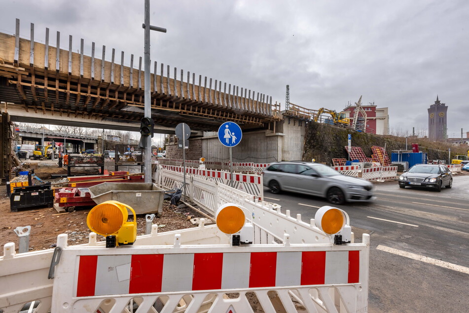 So sieht derzeit der Baubereich an der Brücke über der Reichenhainer Straße aus.