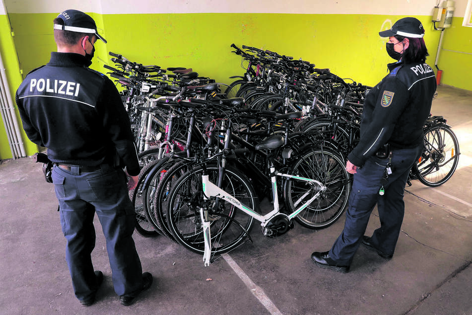 Polizisten stehen vor sichergestellten Fahrrädern. In Leipzig haben sich zahlreiche Beamte an solchen Drahteseln bedient.