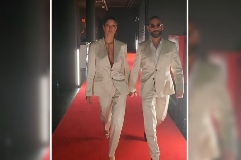 Rebecca Mir und Massimo Sinató erschienen im gleichen cremefarbenen Anzug auf dem Roten Teppich der Spendengala.
