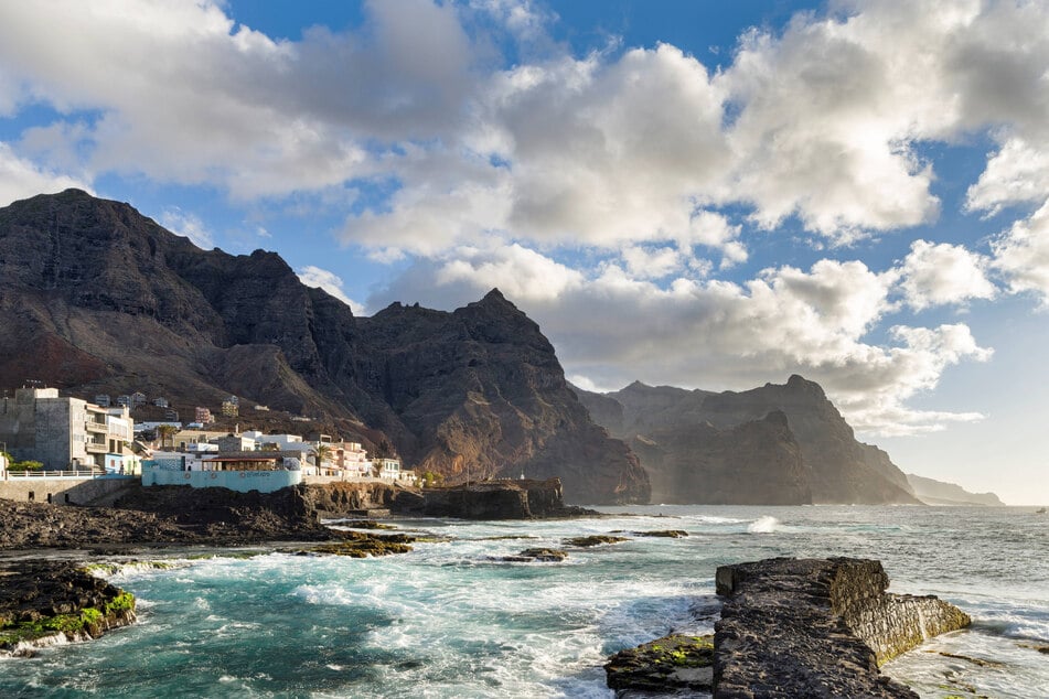 Bizarre Bergketten, an denen kleine Dorfhäuser wie Nester kleben: Ponta do Sol an der nördlichsten Spitze der Insel Santo Antão ist vor allem ein beliebtes Reiseziel bei Wanderfreunden.