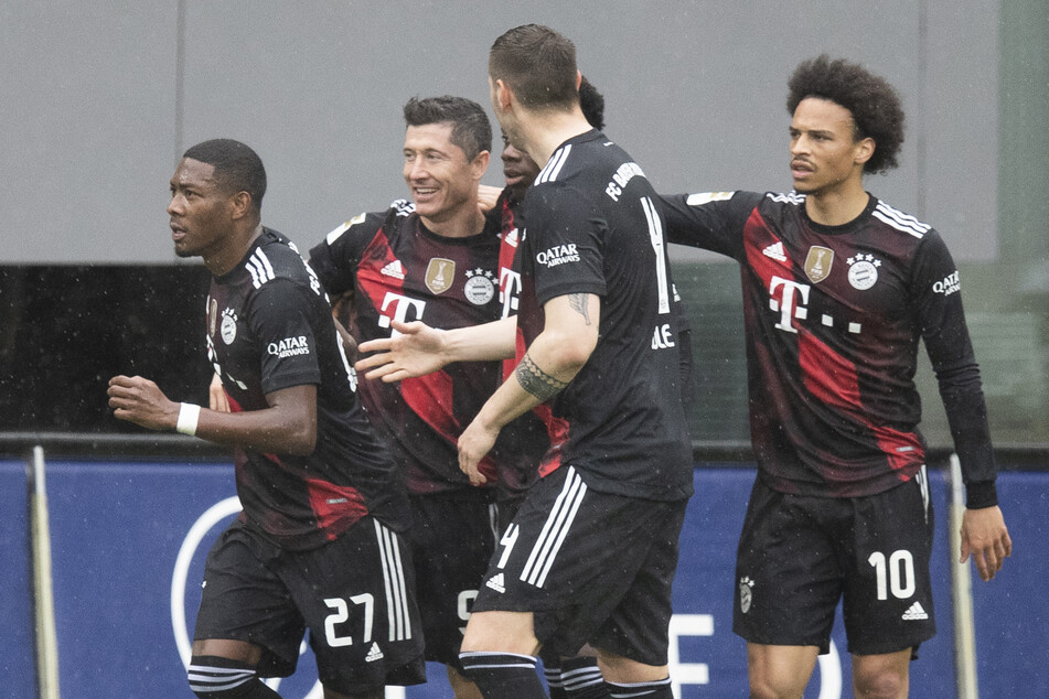 Robert Lewandowski (32, 2.v.l.) erzielte gegen den SC Freiburg am Samstagnachmittag bereits sein 40. Bundesliga-Saisontor für den FC Bayern München.