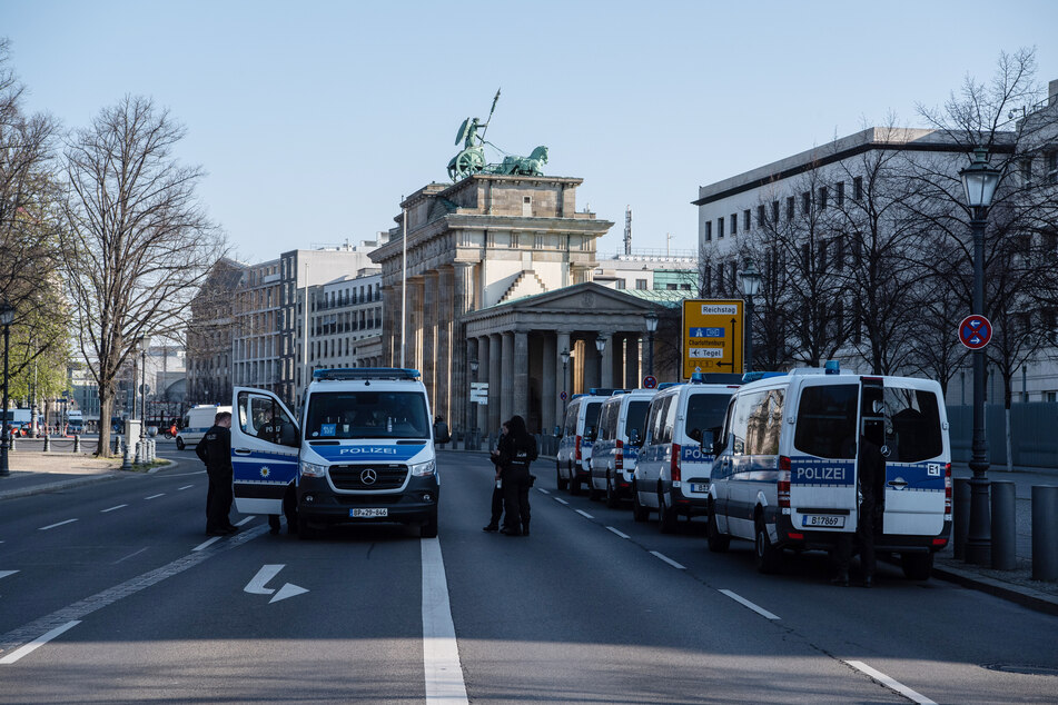 Zur Abstimmung über das geänderte Infektionsschutzgesetz im Bundestag werden am Mittwoch im Berliner Regierungsviertel Tausende Gegner der Corona-Politik erwartet.