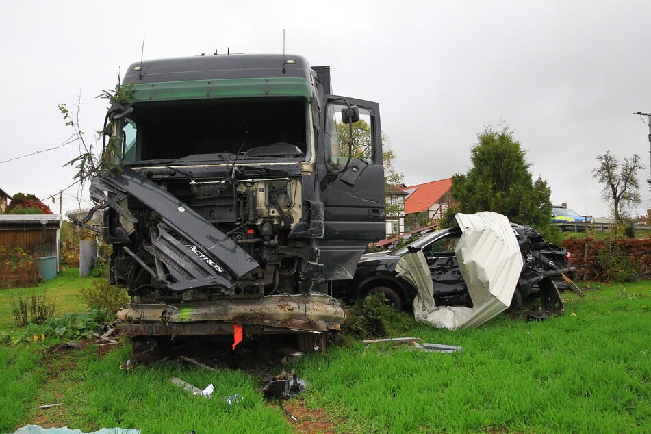 Der Lkw zerstörte auch ein Auto.