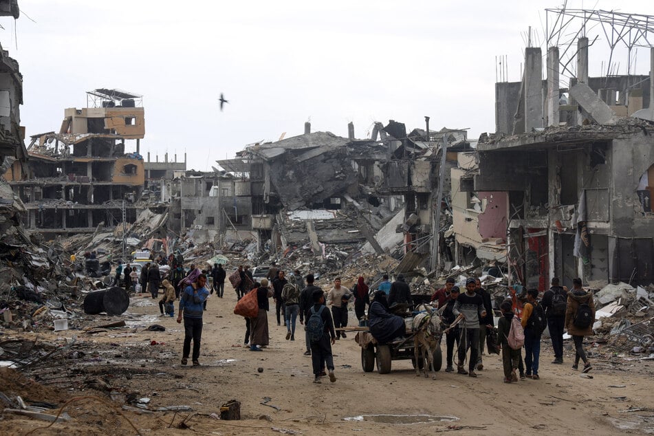 Weitere Details zu den Plänen nannten die Regierungsvertreter zunächst nicht. Sie betonten jedoch, die derzeitigen Hilfslieferungen an die Menschen im Gazastreifen seien "bei Weitem nicht genug und bei Weitem nicht schnell genug".