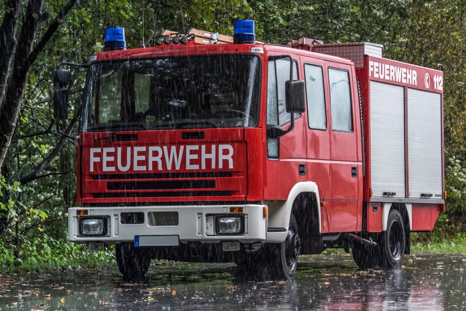 Die Feuer musste nahe Wolfsburg ein brennendes Auto löschen. (Symbolbild)