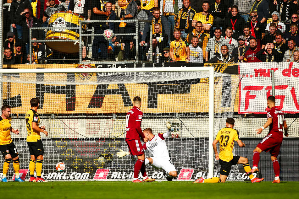 Tom Krauß (r.) überwindet Dynamo-Keeper Kevin Broll (3.v.r.) und trifft zum entscheidenden 1:0 für Nürnberg.