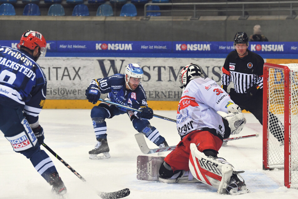 Jordan Knackstedt (l.) spielte den entscheidenden Pass auf Nick Huard (M.), der hier zum 3:2-Sieg einnetzt.
