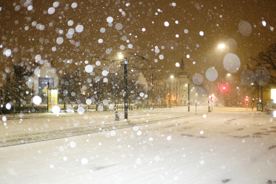 So wie hier in Hannover behindert dichtes Schneegestöber in vielen Teilen Deutschlands die Sicht.