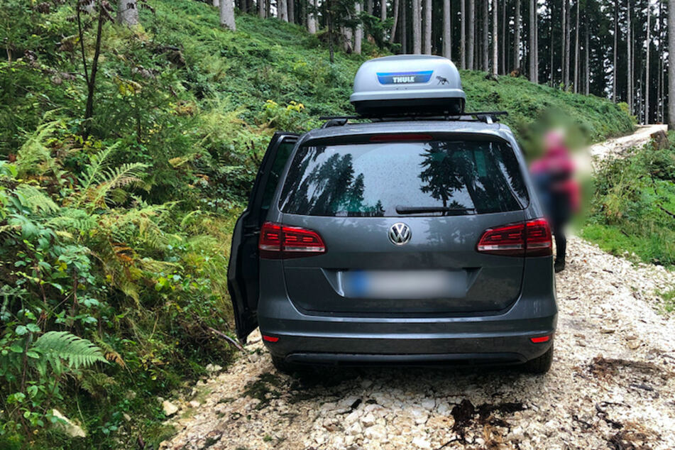 Eine fünfköpfigen Familie aus Nordrhein-Westfalen wollte mit dem Fahrzeug auf dem für Privatfahrzeuge gesperrten Weg zur Steiner Alm fahren.