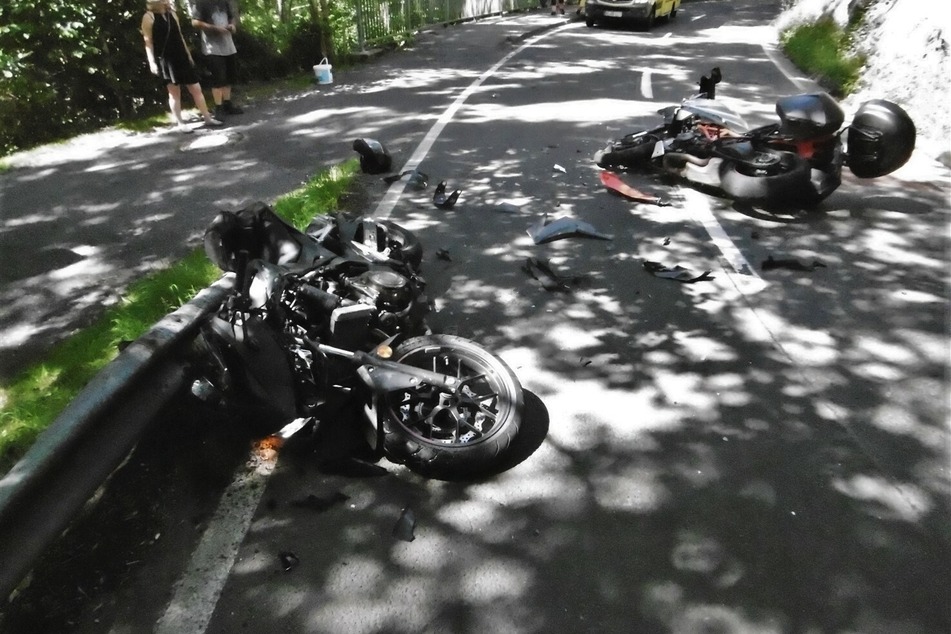 Motorräder prallen frontal zusammen: Ein Fahrer schwer verletzt