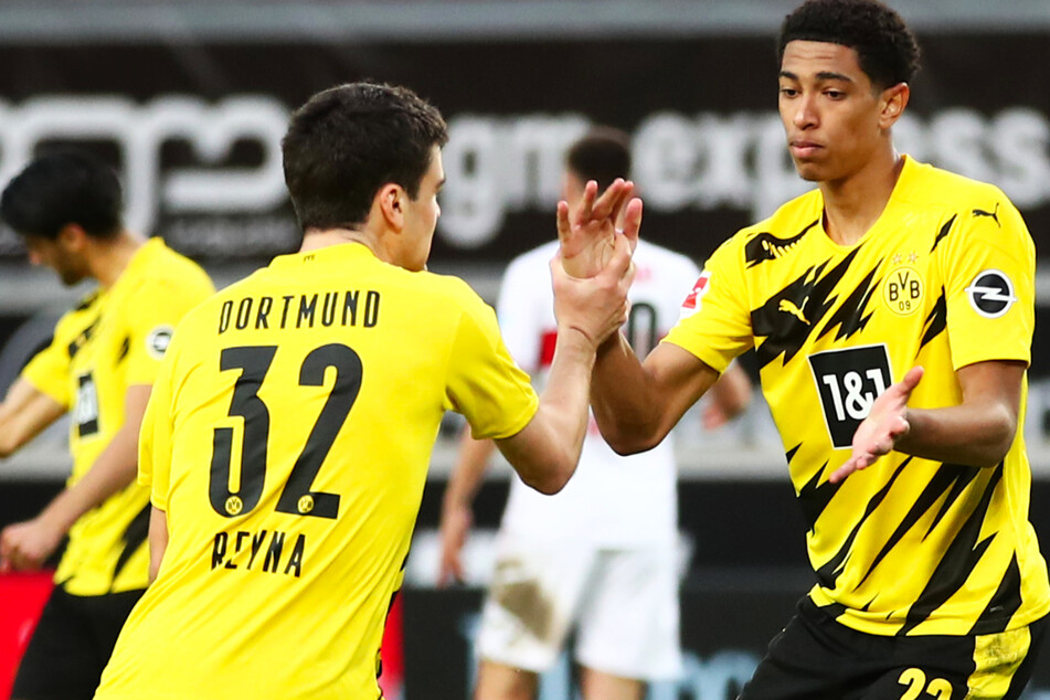 Giovanni Reyna (l.) feiert den BVB-Schützen zum 1:1: Jude Bellingham (r.).