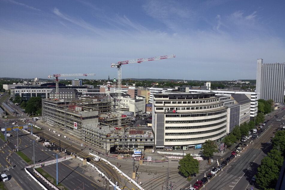 Blick auf die Innenstadt: Der Evakuierungsradius reicht bis zum Stadthallenpark. An der Zenti (im Vordergrund) würden nach einem Bombenfund keine Busse und Bahnen mehr halten.