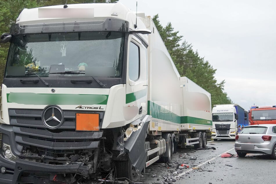 Ein Lkw hatte Gefahrgut geladen.