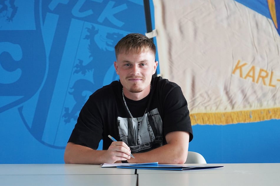 Manuel Reutter (21) bei der Vertragsunterschrift im Stadion An der Gellertstraße.