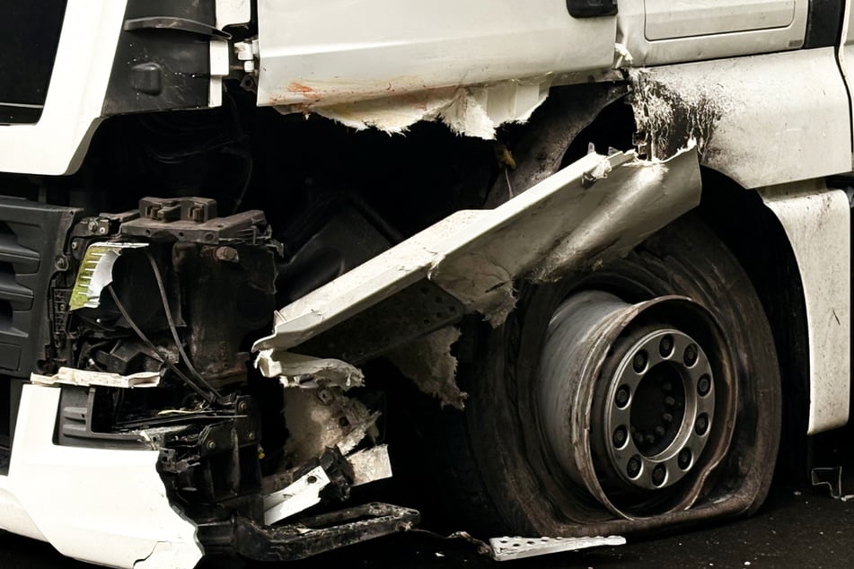Die Front des Lastwagens wurde bei dem Zusammenstoß schwer beschädigt, der Lkw-Fahrer erlitt einen Schock.