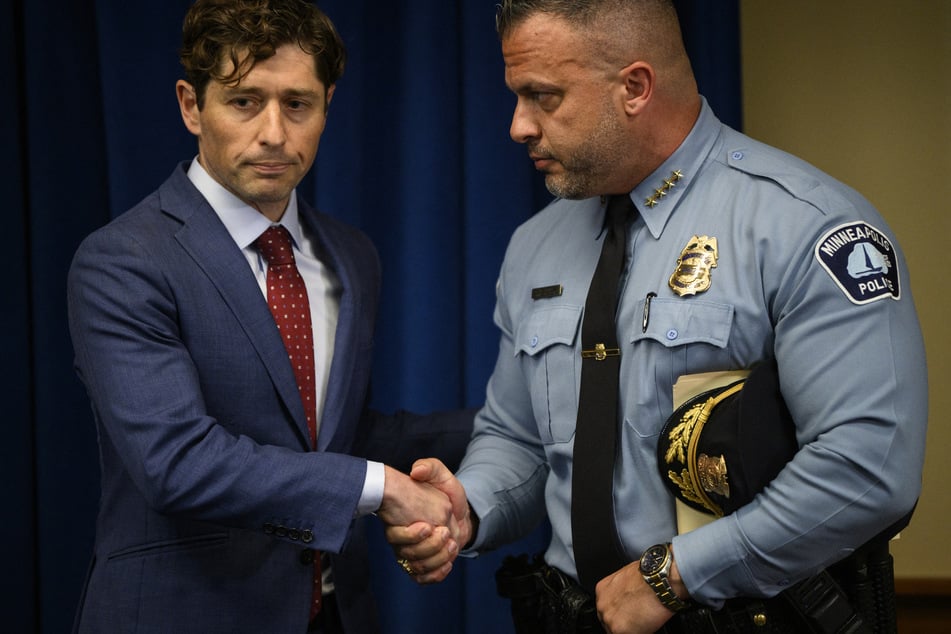 Minneapolis Mayor Jacob Frey (l.) shakes hands with the city's Police Chief Brian O’Hara.