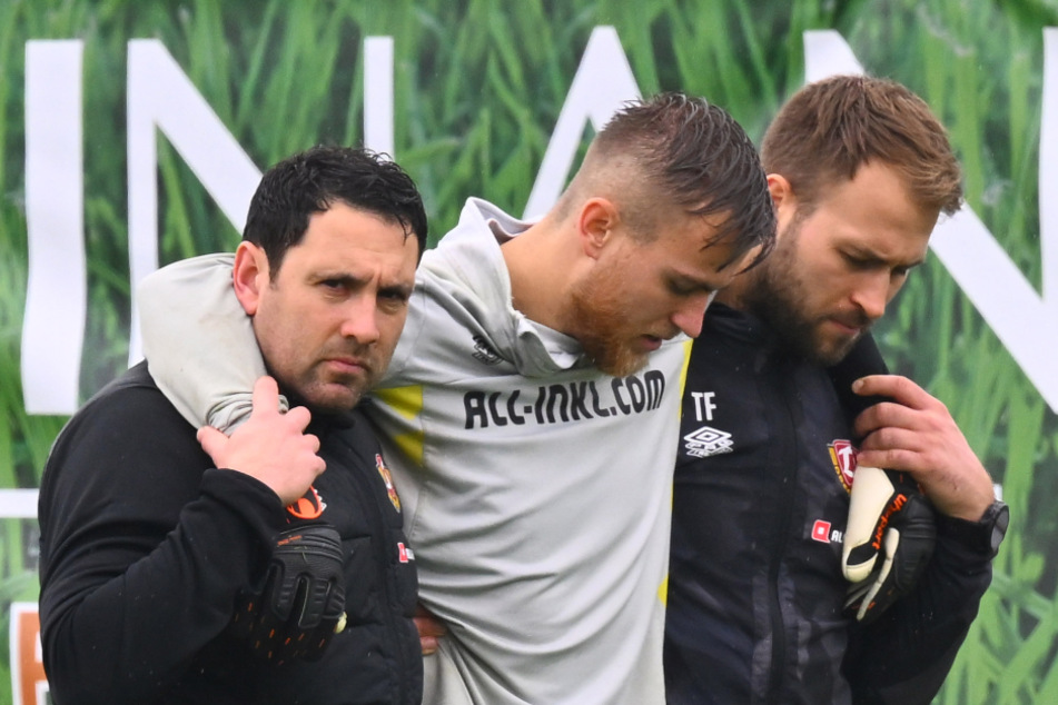 Trübe Gesichter bei Dynamo: Torhüter Sven Müller (Mitte) verletzte sich im ersten Training am Knie.
