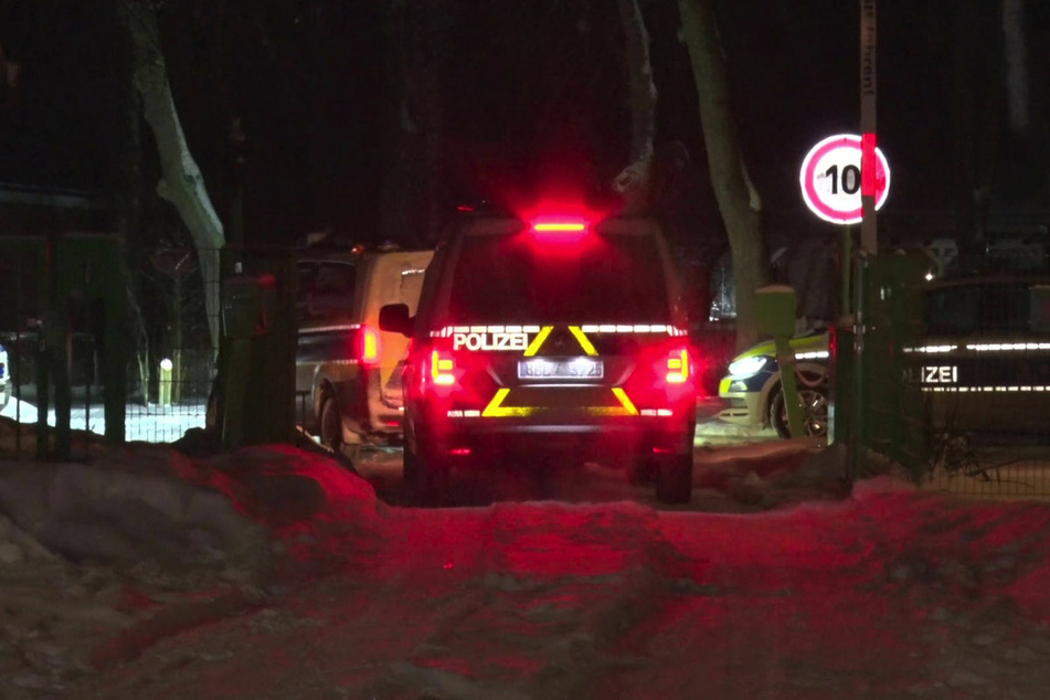 Die Einsatzkräfte treffen am Montagabend am vermeintlichen Tatort ein.