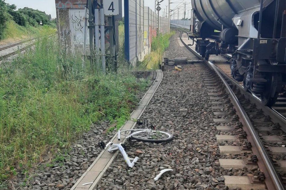 Mit einer Geschwindigkeit von 100 km/h erfasste der Güterzug das Rad. Erst nach Betätigung der Notbremse kam er zum Stehen.