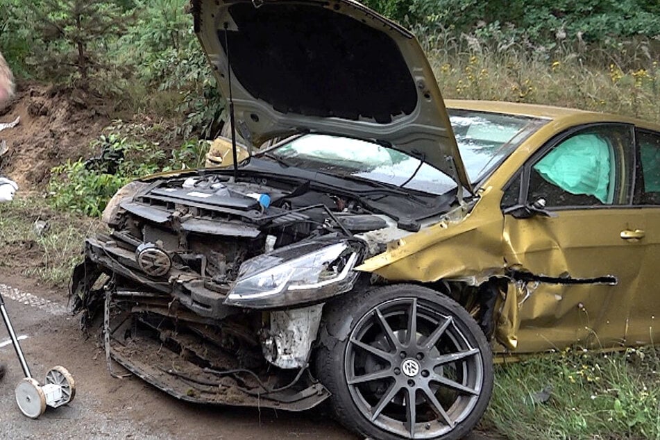 Auto aufgeschlitzt! VW-Fahrer nach Unfall schwer verletzt zusammengebrochen