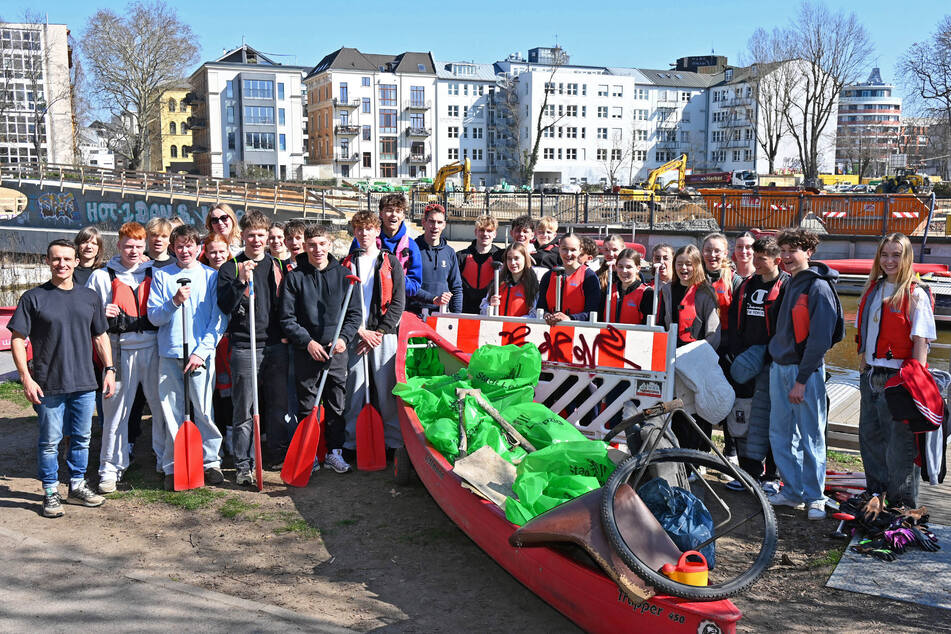 Insgesamt 29 Schüler zogen am Freitag haufenweise Müll aus dem Wasser.