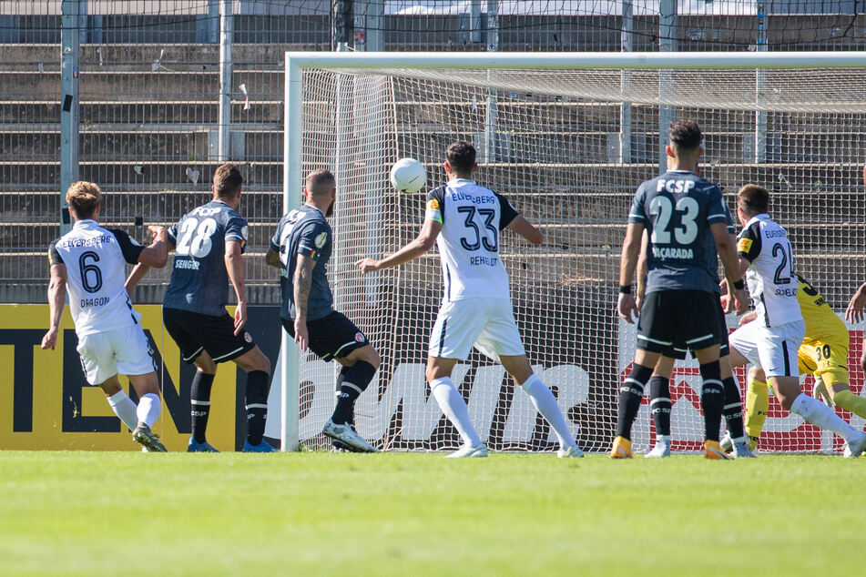 Die Defensivabteilung von St. Pauli schaut beim Gegentor zum 1:2 nur zu.
