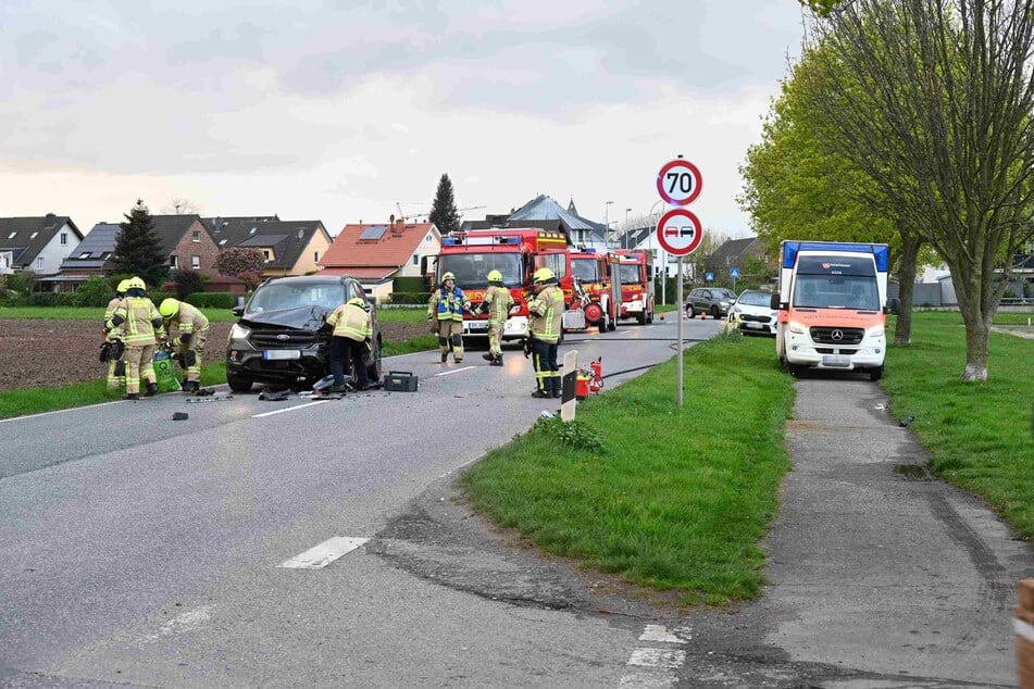 Zahlreiche Einsatzkräfte waren bei einem Unfall in Pulheim vor Ort.
