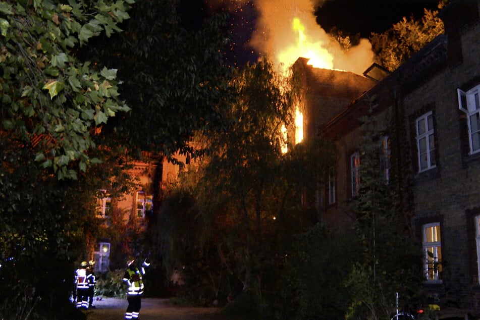Das Feuer brach im zweiten Stock aus und breitete sich auf den Dachstuhl aus.
